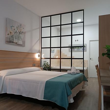 Apartamentos Turisticos Avila Puerta De San Vicente 0-2 Exteriör bild