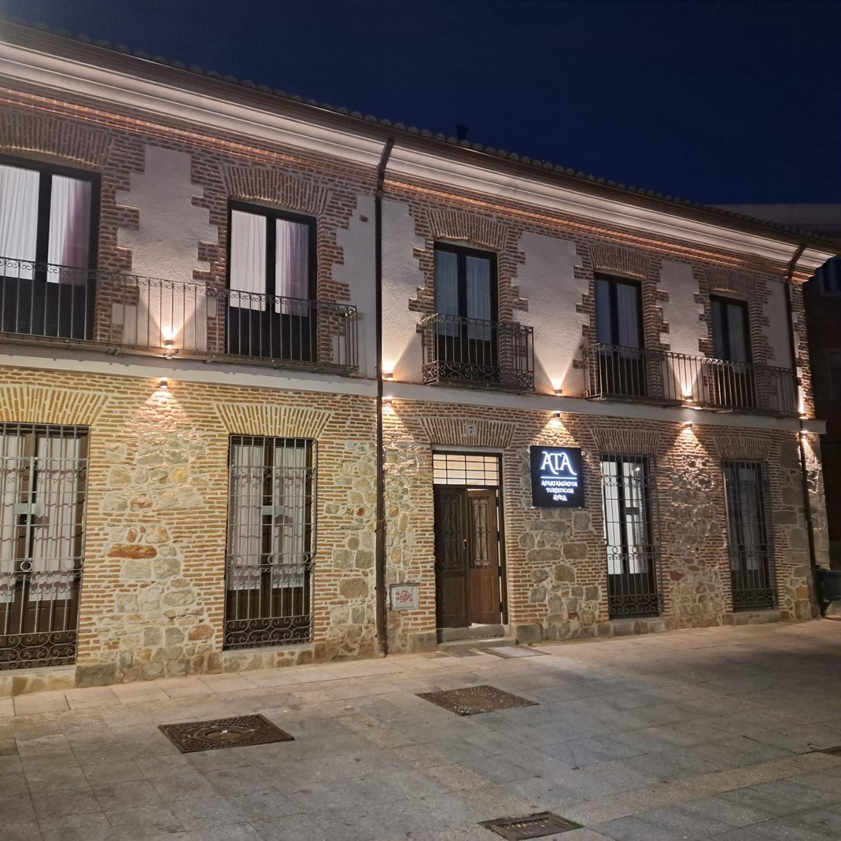 Apartamentos Turisticos Avila Puerta De San Vicente 0-2 Exteriör bild